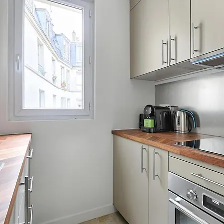 アパート Montmartre Seveste Ii Beautiful 2br パリ
